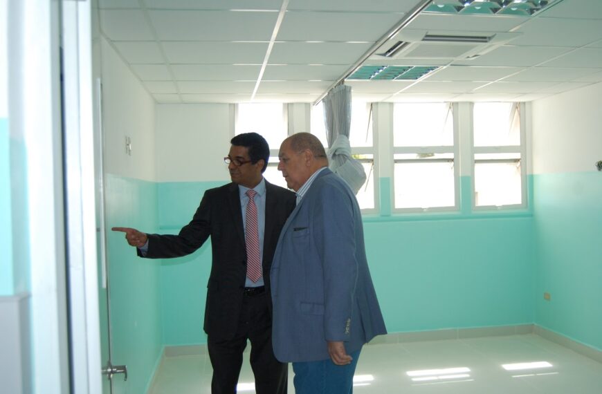 Dr. José Rodríguez Abreu supervisa trabajos de reconstrucción del hospital Antonio Musa.