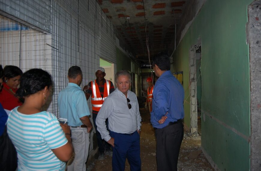 Dr. Virgilio Cedano visita hospitales de La Romana y SPM.