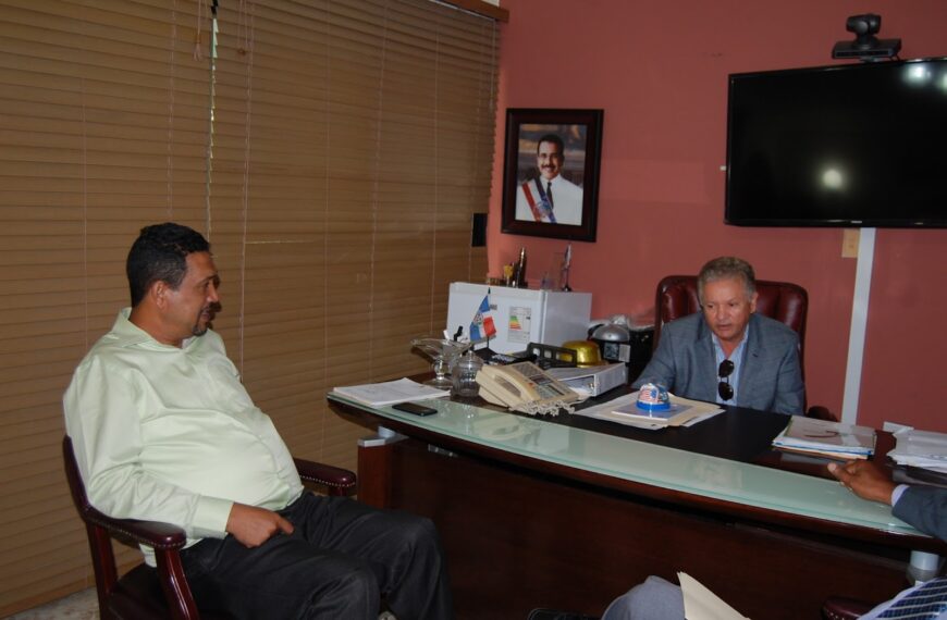 Director Regional de Salud recibe alcalde de Ramon Santana y munícipes de esa población.