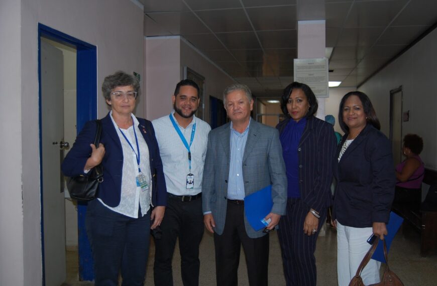 Dr. Virgilio Cedano recibe representante de OPS