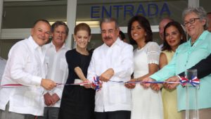 Read more about the article Salud para 15 mil niños del Este, Danilo y doña Candy asisten inauguración Pediátrico