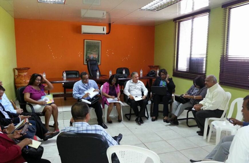 Dr. Virgilio Cedano sostiene reunión con directores de hospitales de La Romana.