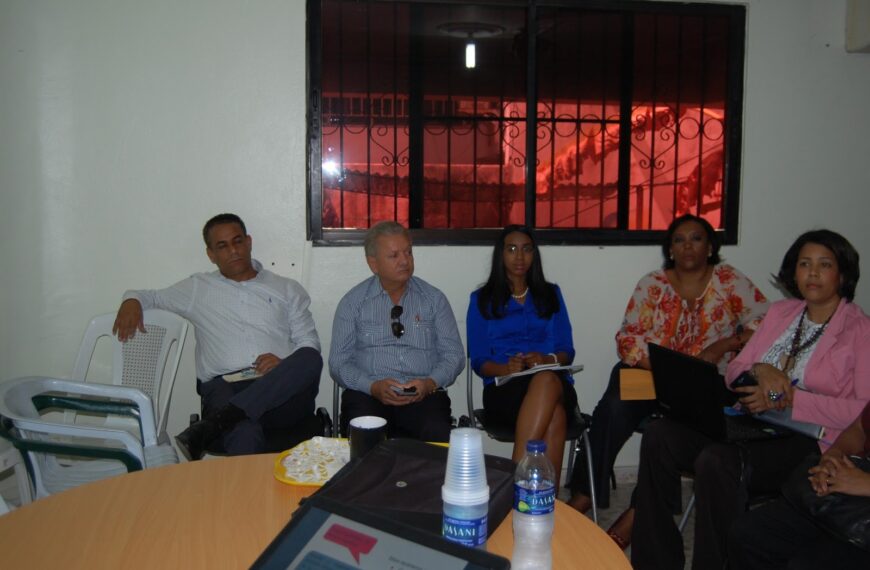 Dr. Virgilio Cedano y directora de Pasantía del SNS encabezan reunión con directores de hospitales y gerentes de Áreas.