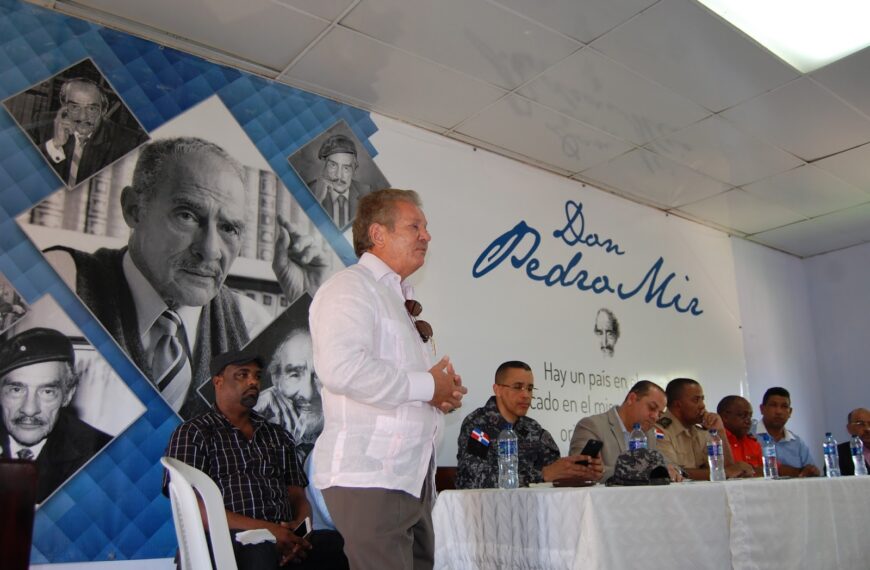 Director Regional de Salud participa en reunión del COE donde informa de acciones tomadas sobre paso de huracán Irma.