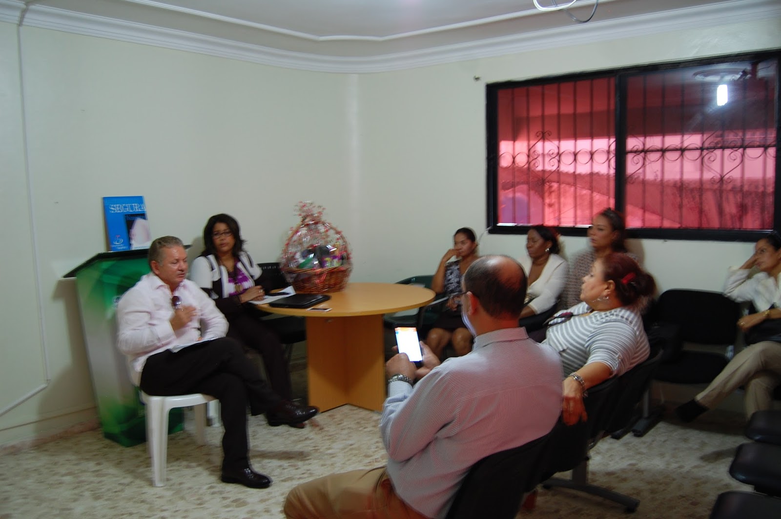 Read more about the article Director del Servicio Regional de Salud Este se reúne con personal de hospital de Consuelo.