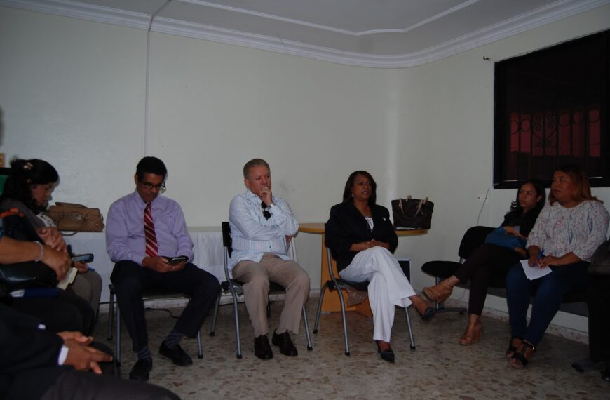 Encargada nacional del programa de Lucha Contra la Tuberculosis y Dr. Virgilio Cedano encabezan reunión con personal del SRS Este.