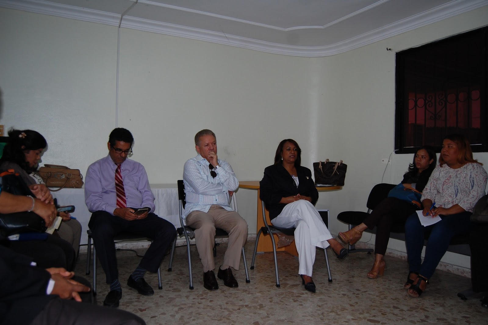 Encargada nacional del programa de Lucha Contra la Tuberculosis y Dr. Virgilio Cedano encabezan reunión con personal del SRS Este.