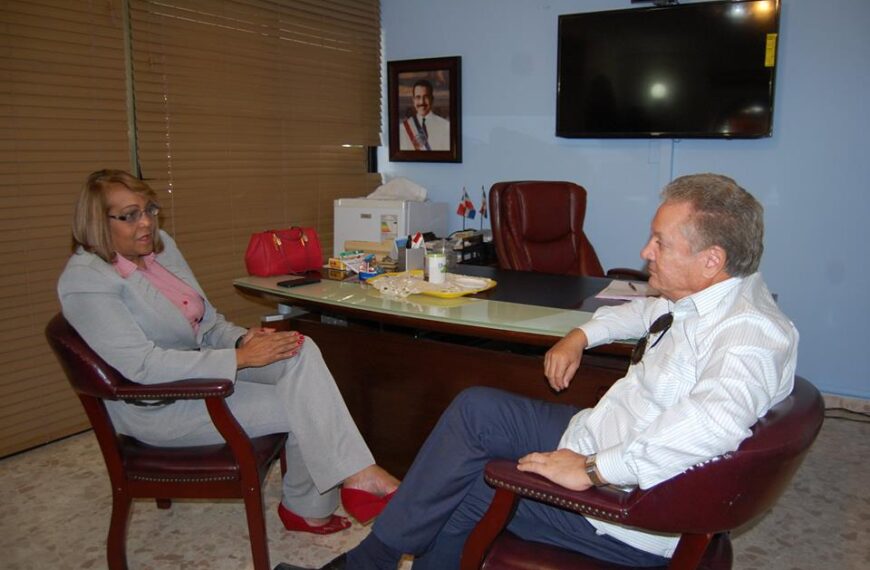 Dr. Virgilio Cedano recibe visita de diputada Juana Vicente donde tratan temas sobre los hospitales de la provincia.