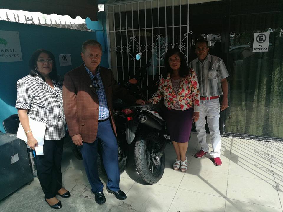 You are currently viewing Director Regional de Salud Este entrega motocicletas a gerencias de Áreas.