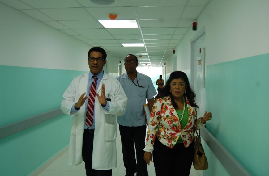 Dra. Derca Reyes supervisa trabajos en hospital Antonio Musa de SPM.