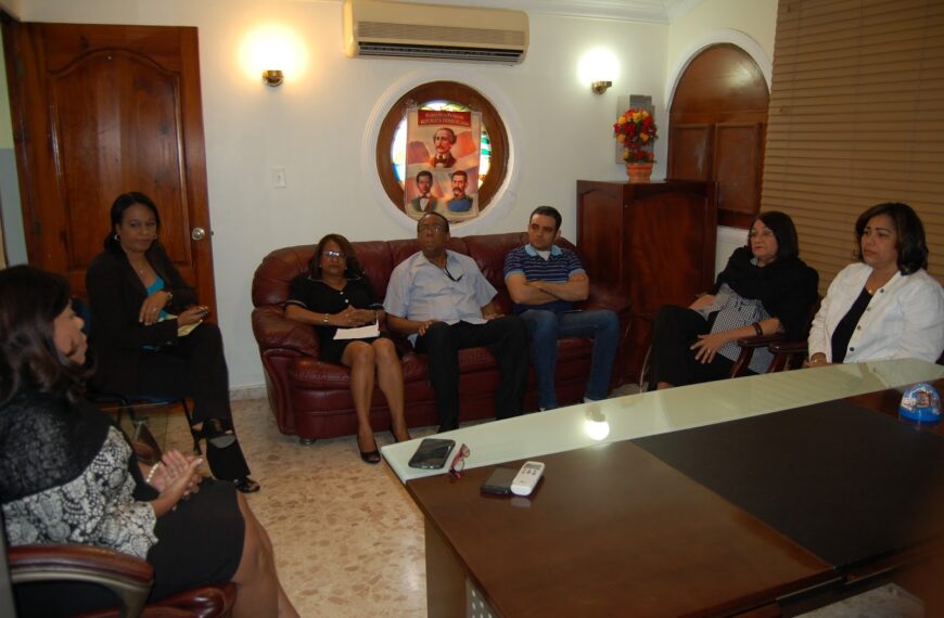 Dra. Derca Reyes encabeza reunión con equipo gerencial de SRS Este.