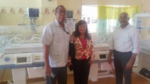 Read more about the article Dra. Derca Reyes hace entrega de camas e incubadoras a hospital Nuestra Señora de la Altagracia de Higuey.