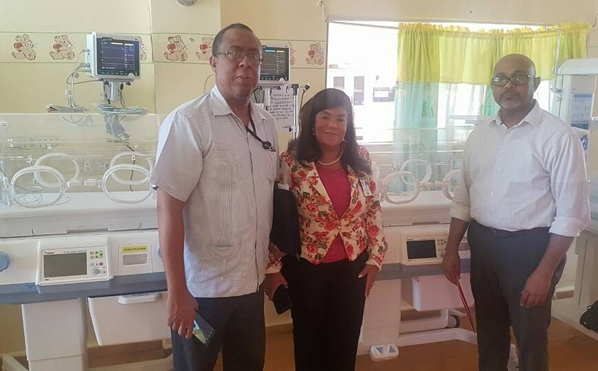 Dra. Derca Reyes hace entrega de camas e incubadoras a hospital Nuestra Señora de la Altagracia de Higuey.