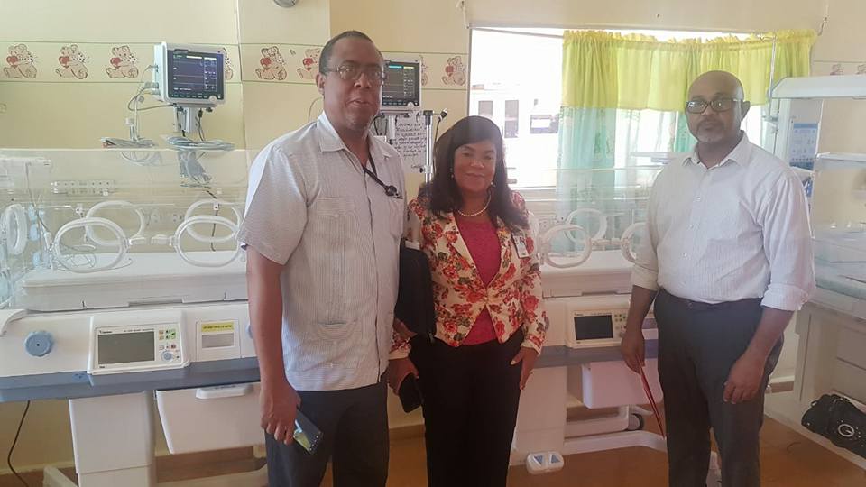 You are currently viewing Dra. Derca Reyes hace entrega de camas e incubadoras a hospital Nuestra Señora de la Altagracia de Higuey.