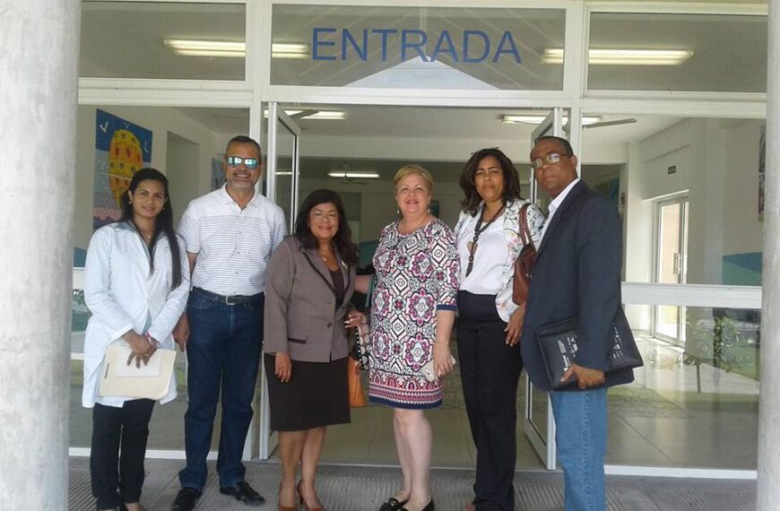 Dra. Derca Reyes supervisa servicios en centros Oscar de la Renta y Verón