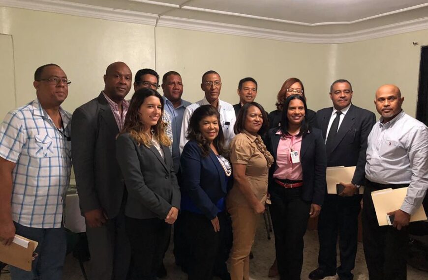 Dra. Derca Reyes junto a directores y administradores de hospitales reciben visita del Dr. Urraca encargado de Políticas Sociales de la Vicepresidencia.