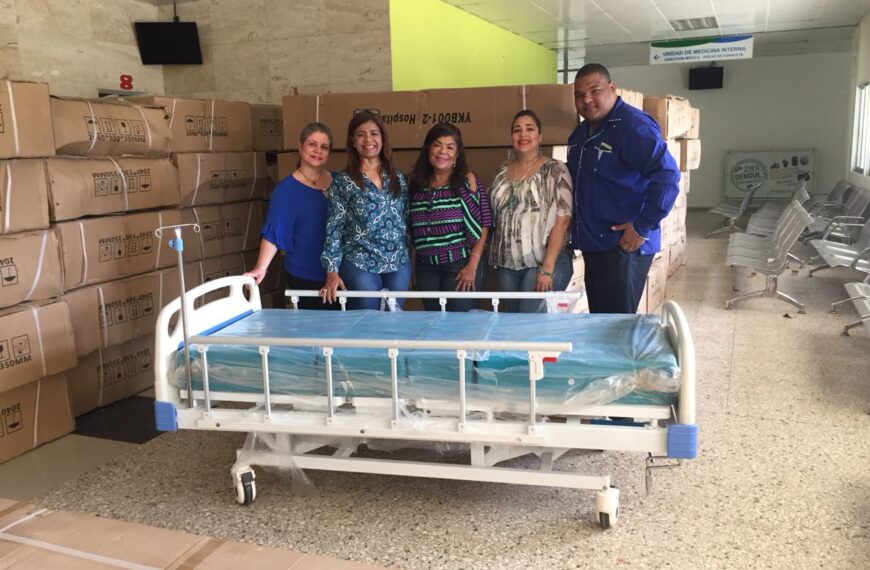 Dra. Derca Reyes encabeza entrega de camas a hospital Jaime Oliver Pino