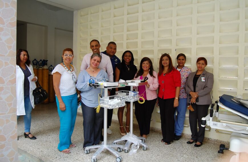 Dra. Derca Reyes, entrega equipos a hospital Jaime Oliver Pino.