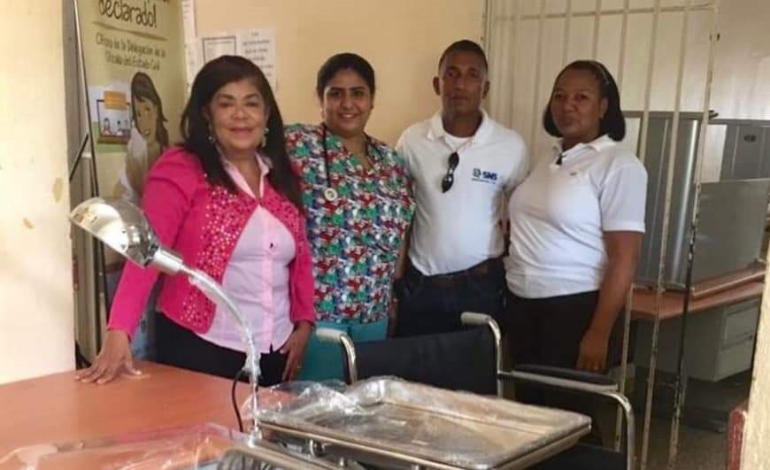 Dra. Derca Reyes encabeza entrega de nuevos equipos a hospital de El Valle