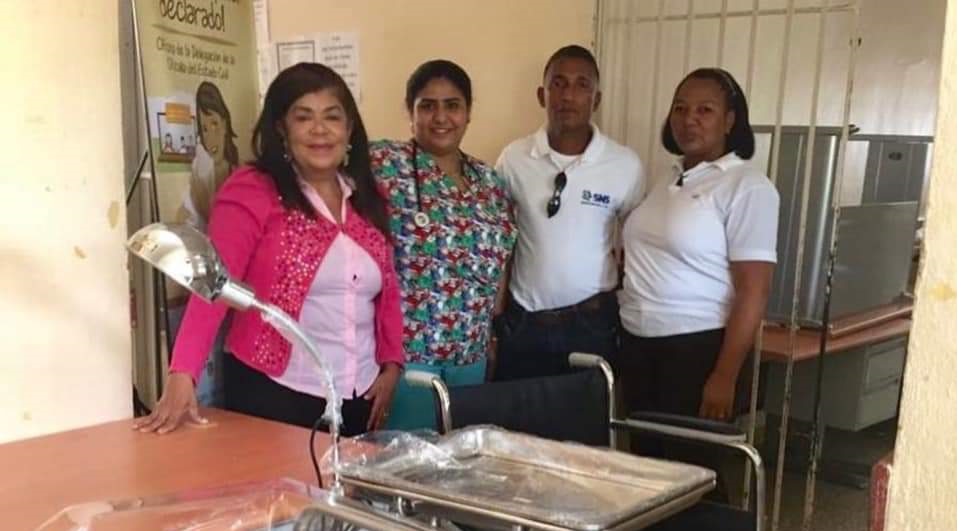 Read more about the article Dra. Derca Reyes encabeza entrega de nuevos equipos a hospital de El Valle