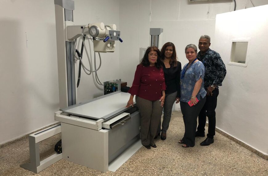 Dra. Derca Reyes encabeza entrega de nuevo mamografo, desfibrilador y otros equipos al hospital Jaime Oliver Pino