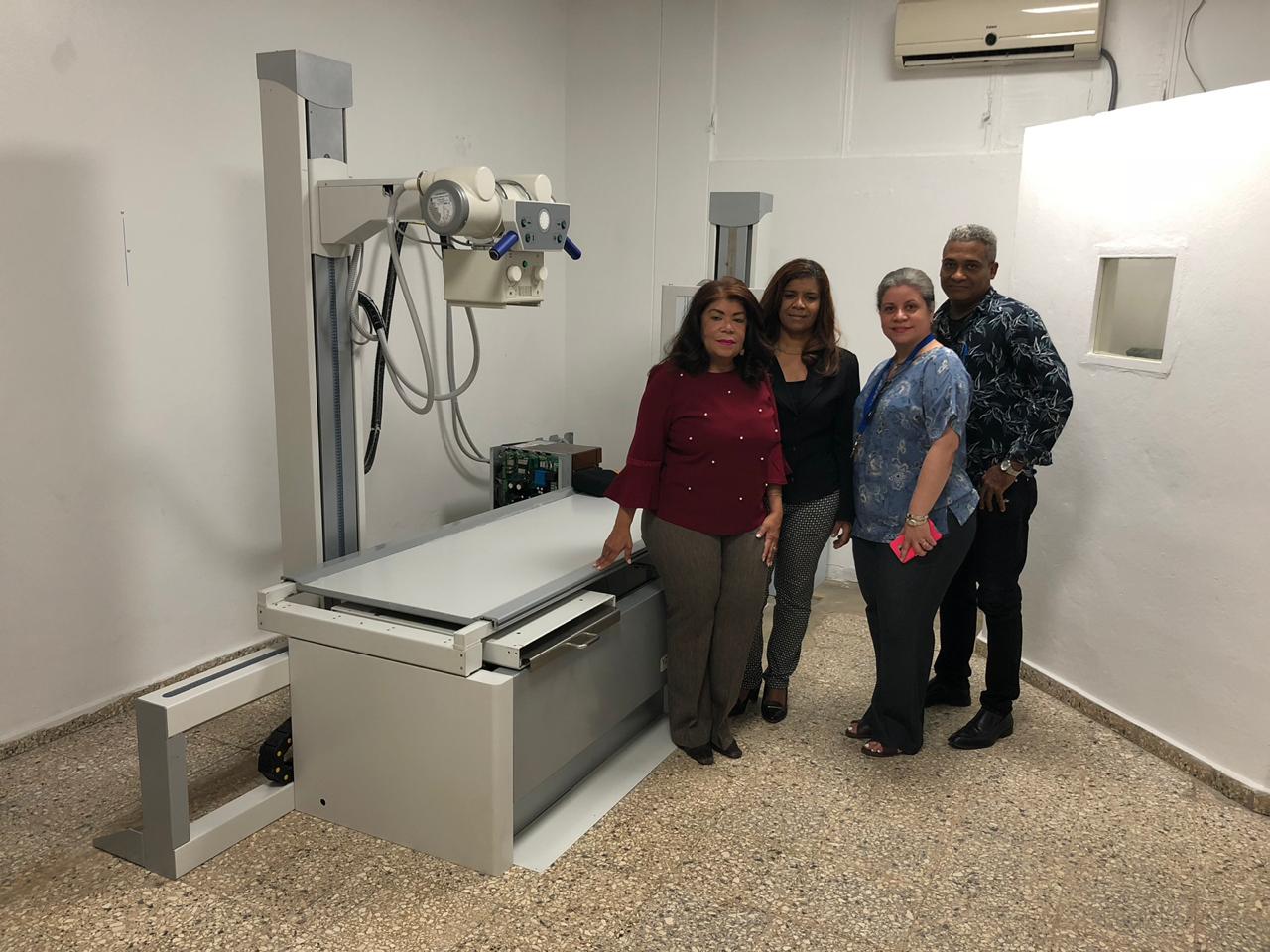 You are currently viewing Dra. Derca Reyes encabeza entrega de nuevo mamografo, desfibrilador y otros equipos al hospital Jaime Oliver Pino
