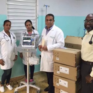 Read more about the article Entregan equipos a hospitales de La Romana