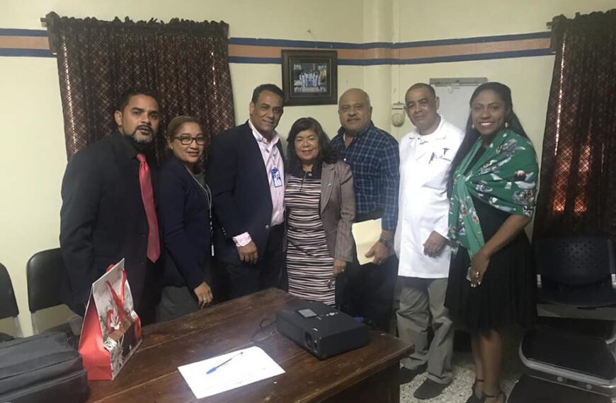 Dra. Derca Reyes, directora Regional de Salud Este encabeza reunión con médicos de hospital Aristide Fiallo de La Romana.