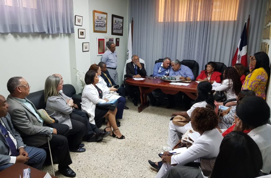 Director del SNS visita hospital Jaime Oliver Pino donde se reúne con representantes de distintos gremios