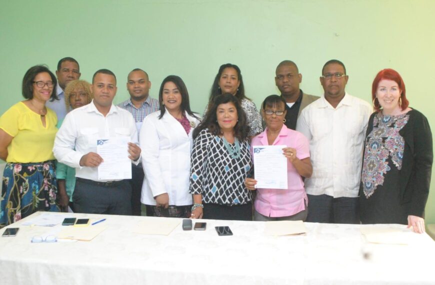 Dra. Derca Reyes hace entrega de nombramientos a personal de hospitales de Hato Mayor