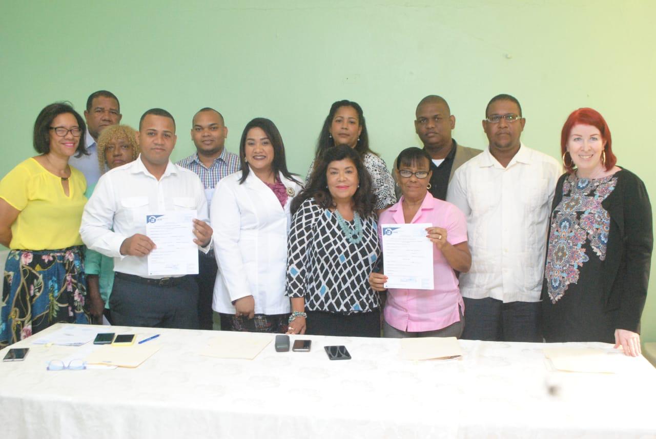 Read more about the article Dra. Derca Reyes hace entrega de nombramientos a personal de hospitales de Hato Mayor