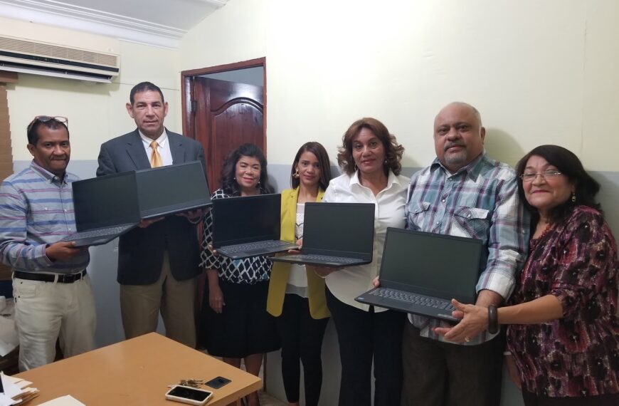 Regional de Salud Este entrega laptops para fortalecer primer Nivel de Atención