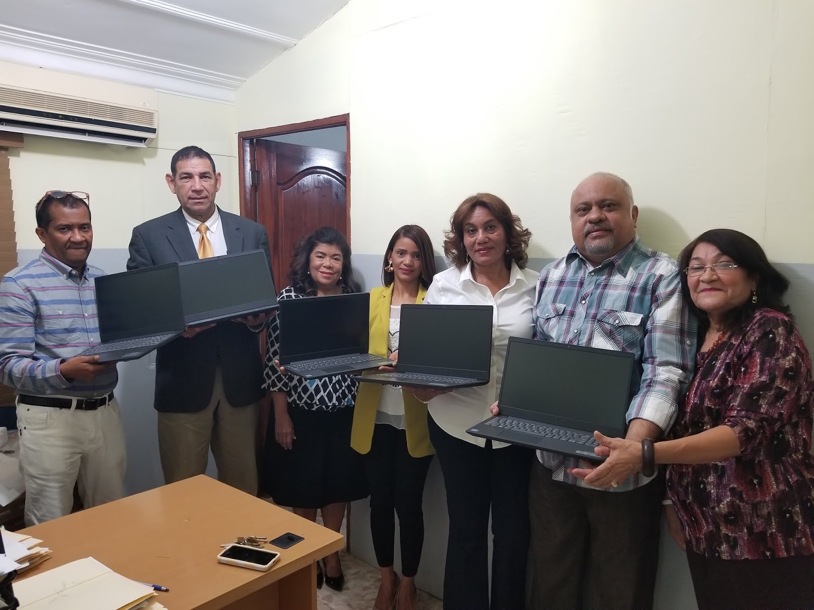 Read more about the article Regional de Salud Este entrega laptops para fortalecer primer Nivel de Atención