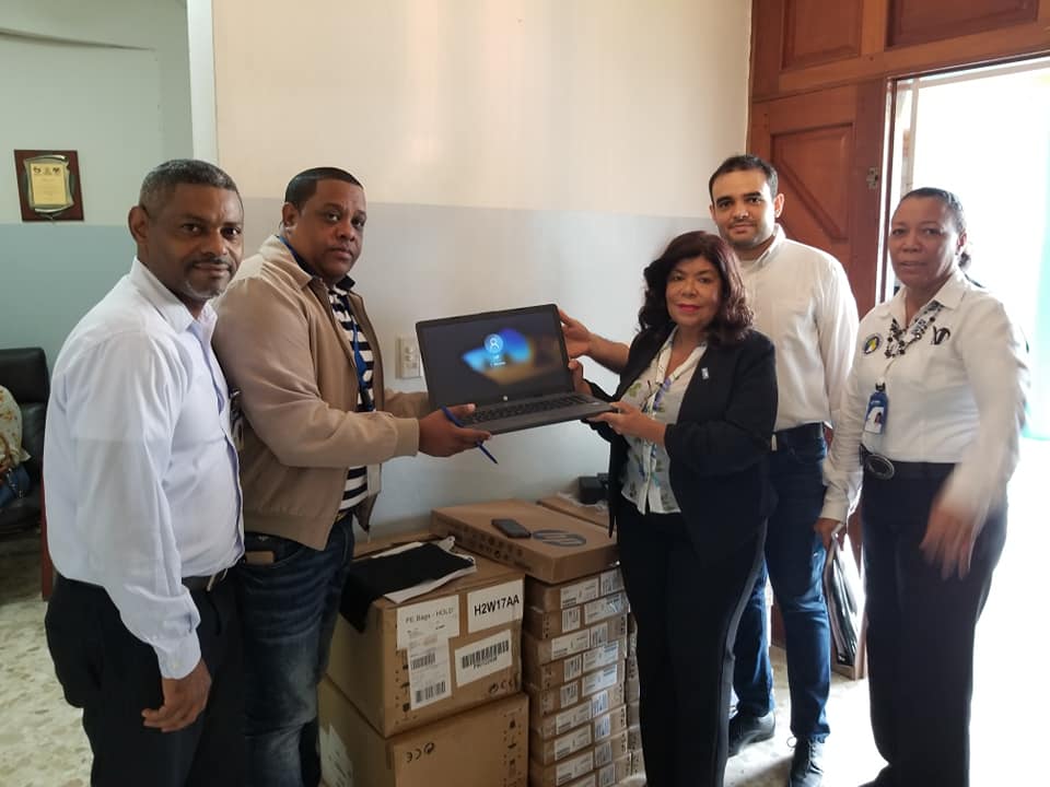 Read more about the article Servicio Regional de Salud Este recibe 30 laptops para el fortalecer de atenciones en CPN