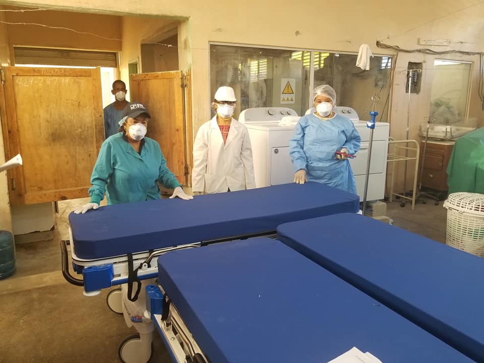 You are currently viewing Servicio Regional de Salud Este entrega nuevas camas a hospital Jaime Oliver Pino