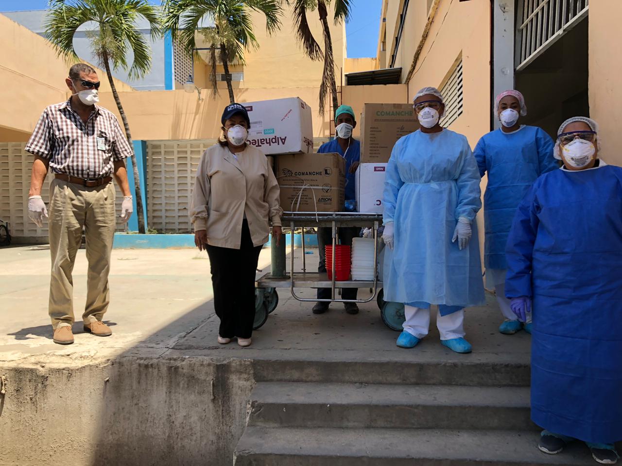 You are currently viewing Servicio Regional de Salud Este realiza nueva entrega de materiales de protección para personal de hospital Jaime Oliver Pino