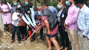 Read more about the article Director Regional  Este de Salud y Sindico da Primer Picazo para la construcción de UNAP, en Guayacanes.