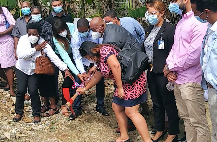 Director Regional Este de Salud y Sindico da Primer Picazo para la construcción de UNAP, en Guayacanes.