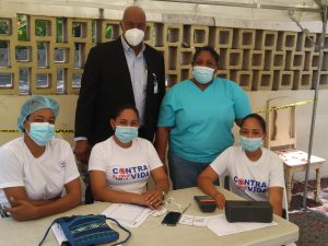 Read more about the article Director Regional   Este de Salud Visita Centros de Vacunación, donde se aplica vacuna Pfizer contra el Covid19.