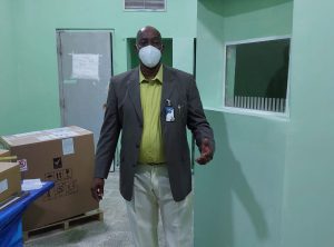 Read more about the article Director SRS Este visita hospitales Musa y Oliver Pino supervisando instalaciones