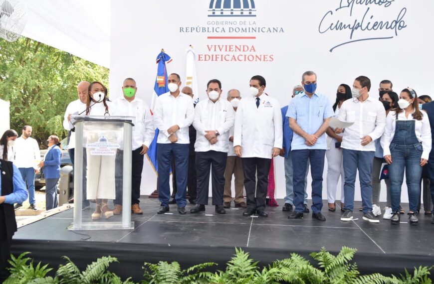 Presidente Luis Abinader junto al Ministro Bonilla, Dr. Mario Lama, director del Servicio Nacional de Salud y la Gobernadora Villanueva, anuncian reactivación de la construcción del Hospital Antonio Musa de SPM.