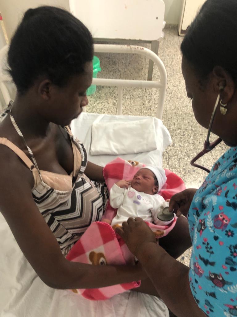 Read more about the article Estables se encuentran madre e hijo nacido mientras trasladaban al hospital Alejo Martínez, en San Pedro de Macorís