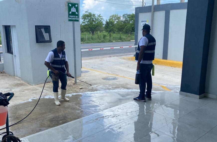 SRS Este realiza jornada de limpieza en Hospital de Villa Hermosa